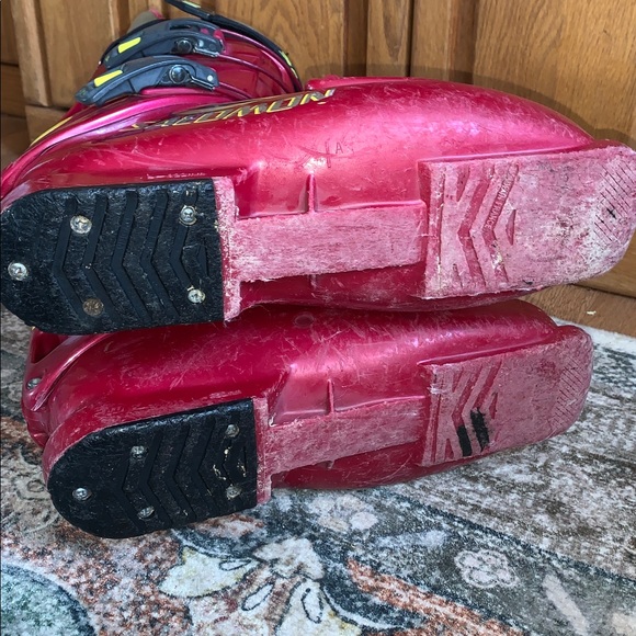 salomon integral equipe 9.0 ski boots Women's S/Pro Supra BOA X90 2025 27.5 4 plastic hooks complete this model that will allow the youngest to reach the top! Salomon Equipe 7.1 Integral 345